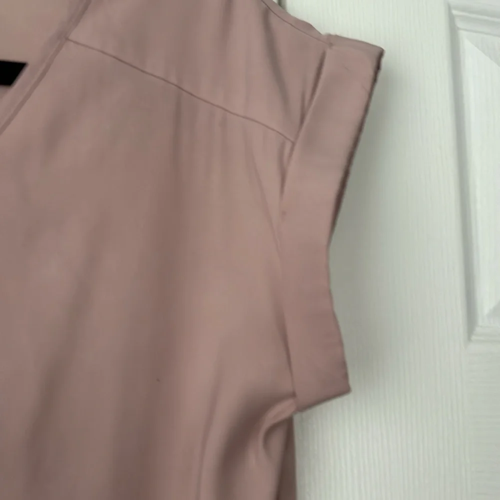๐ฐ3/$25 BUNDLE ๐ฐ Pretty V-Neck Express Top ๐ผ - Picture 3 of 4